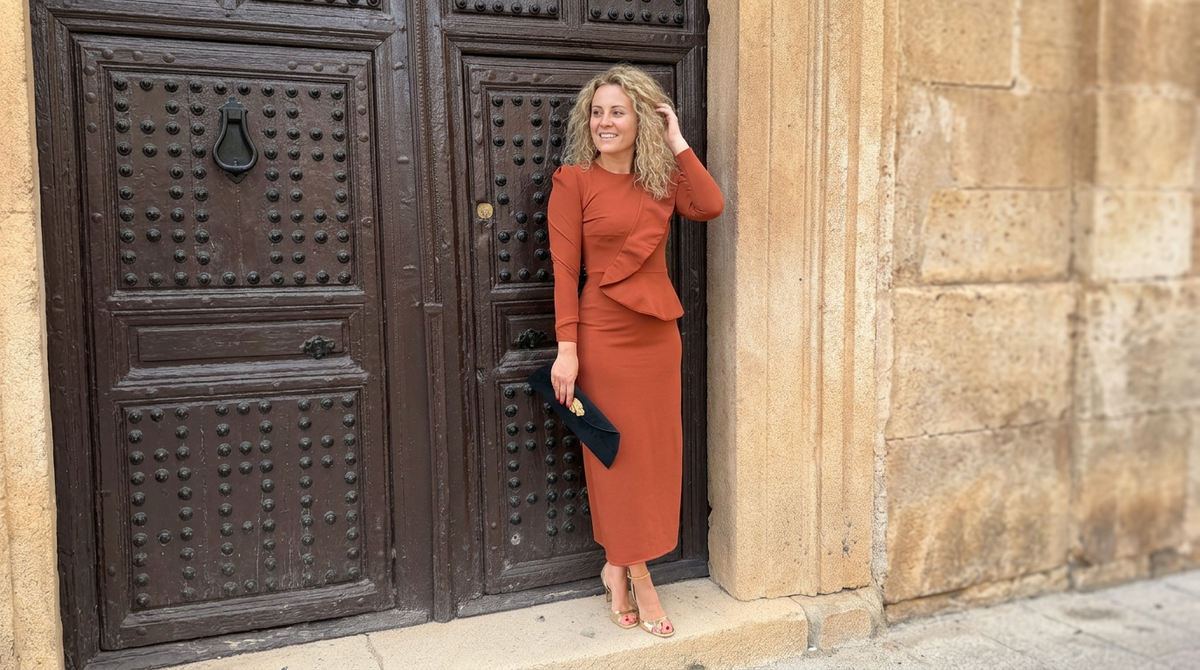 Vestido Midi Izara: Teja con Volante Asimétrico