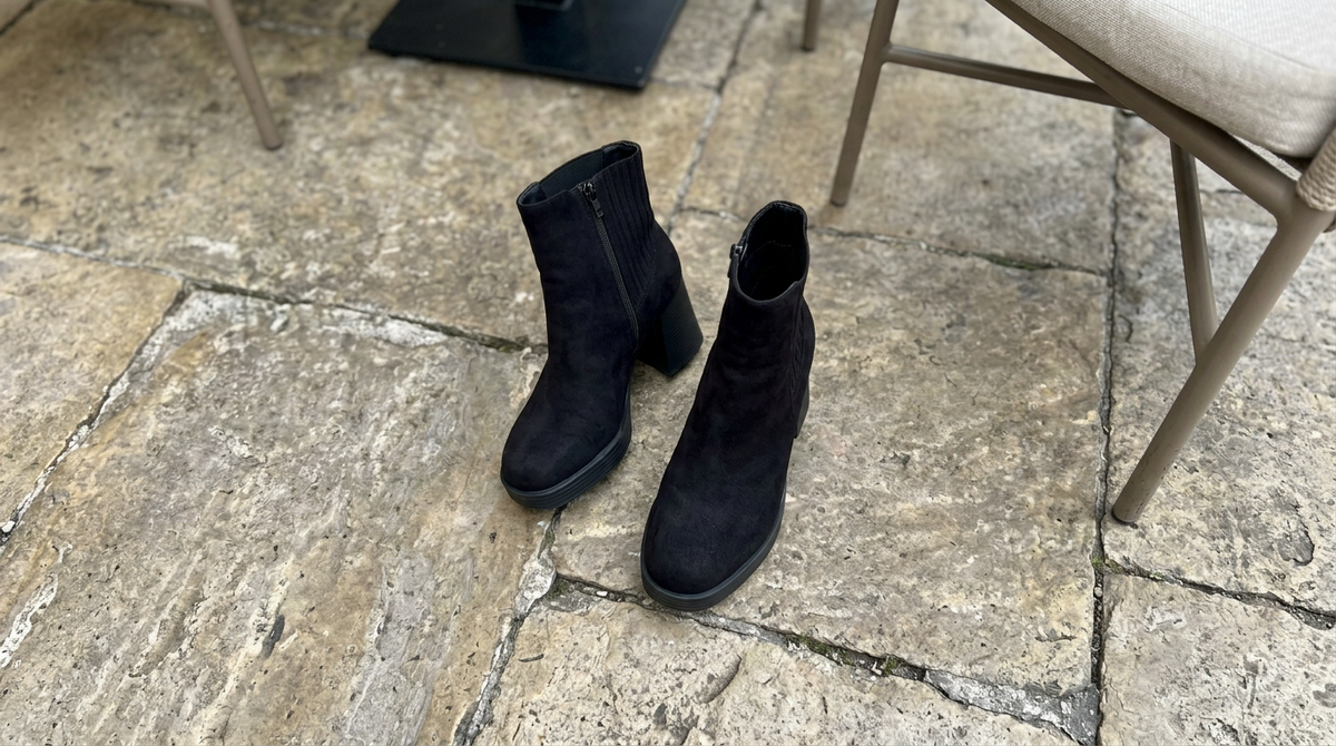 Adriana | Botines con Tacón en Antelina Negra